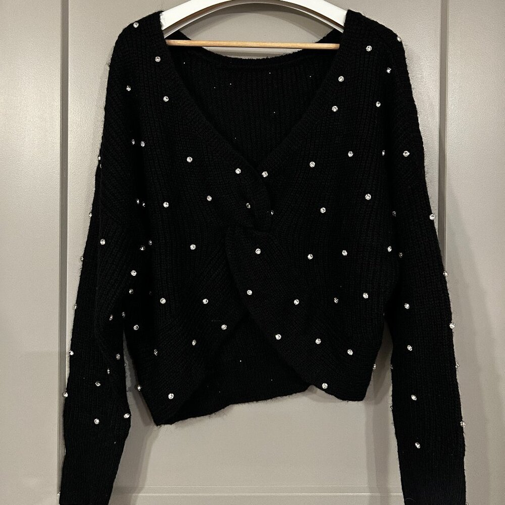 BLACK CROP TWISTED SWEATER WITH CUBICS